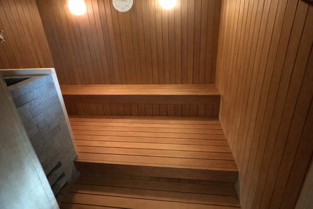 ホテルのサウナに採用されたサウナ用木材「サーモひのき」
