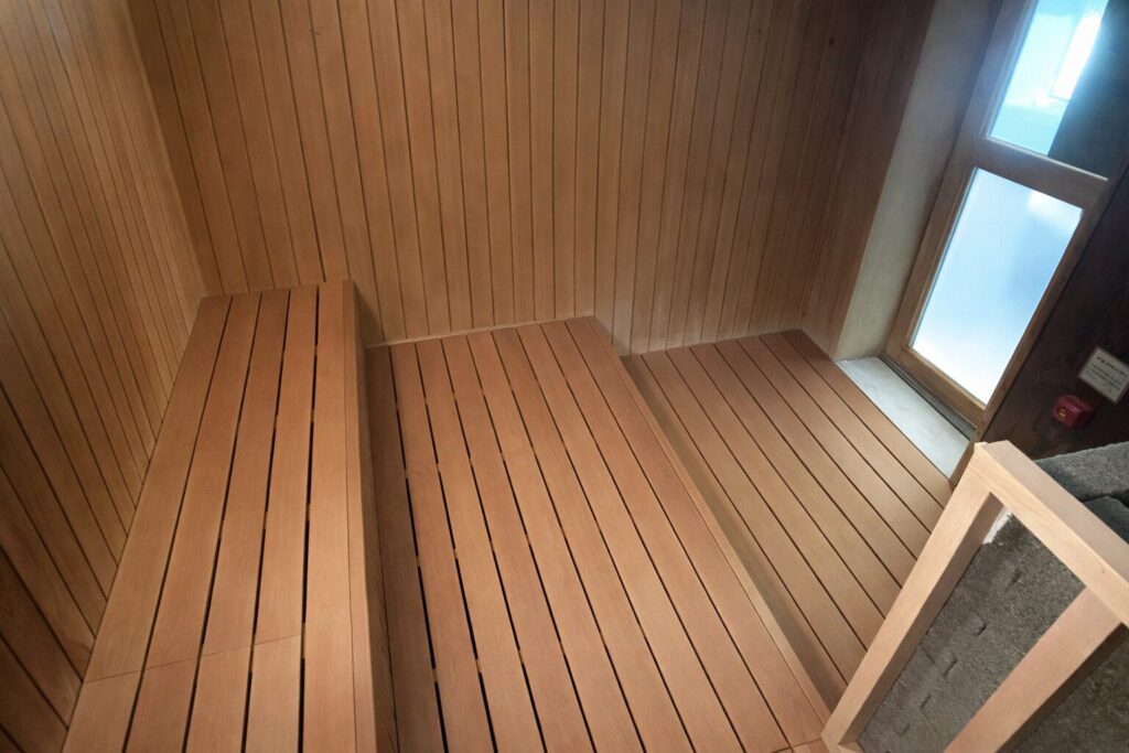 ホテルのサウナに採用されたサウナ用木材「サーモひのき」
