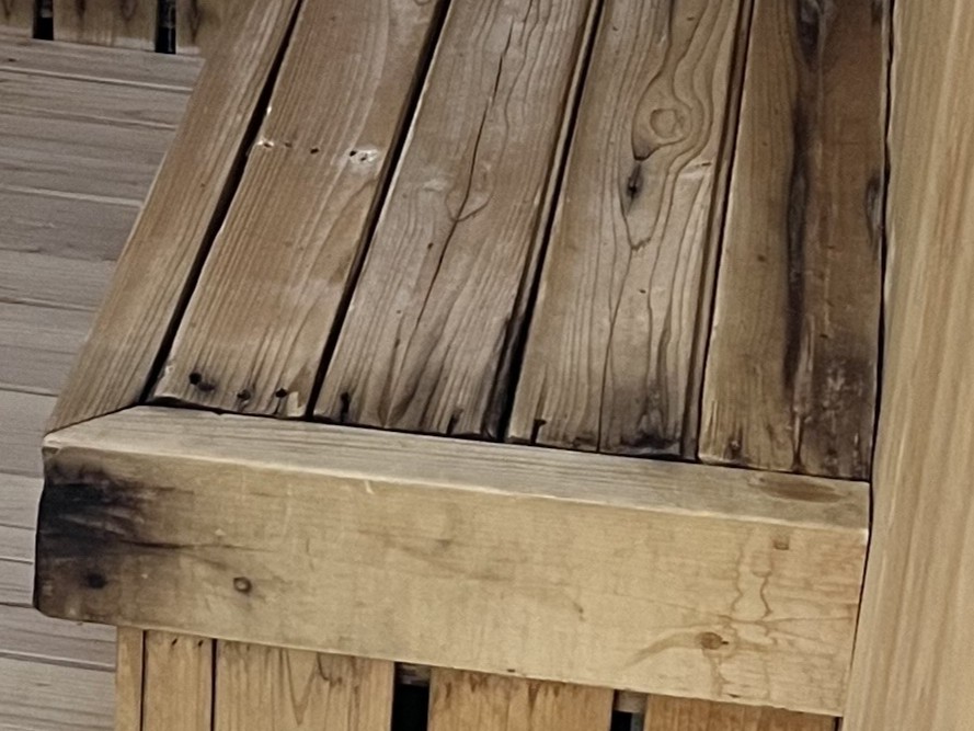 膨張と収縮により変形したサウナベンチ