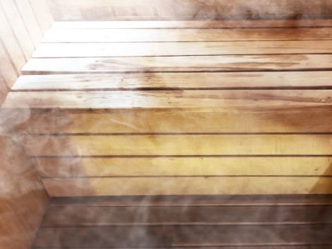 サウナベンチの汗と皮脂による汚れ