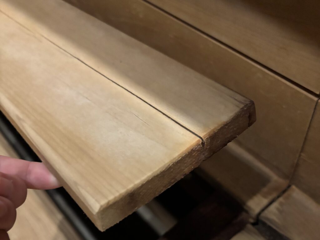 サウナベンチ材のひび割れと乾燥による劣化