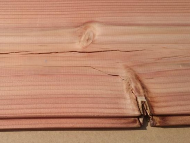 サウナ環境で割れた木材