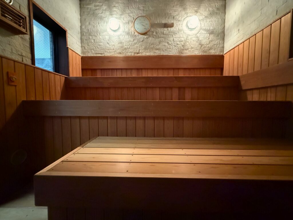 サーモひのき製サウナベンチの施工事例（滑らかな表面と均一な仕上がり）