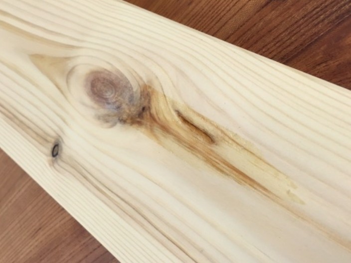 サウナ用木材からでたヤニ