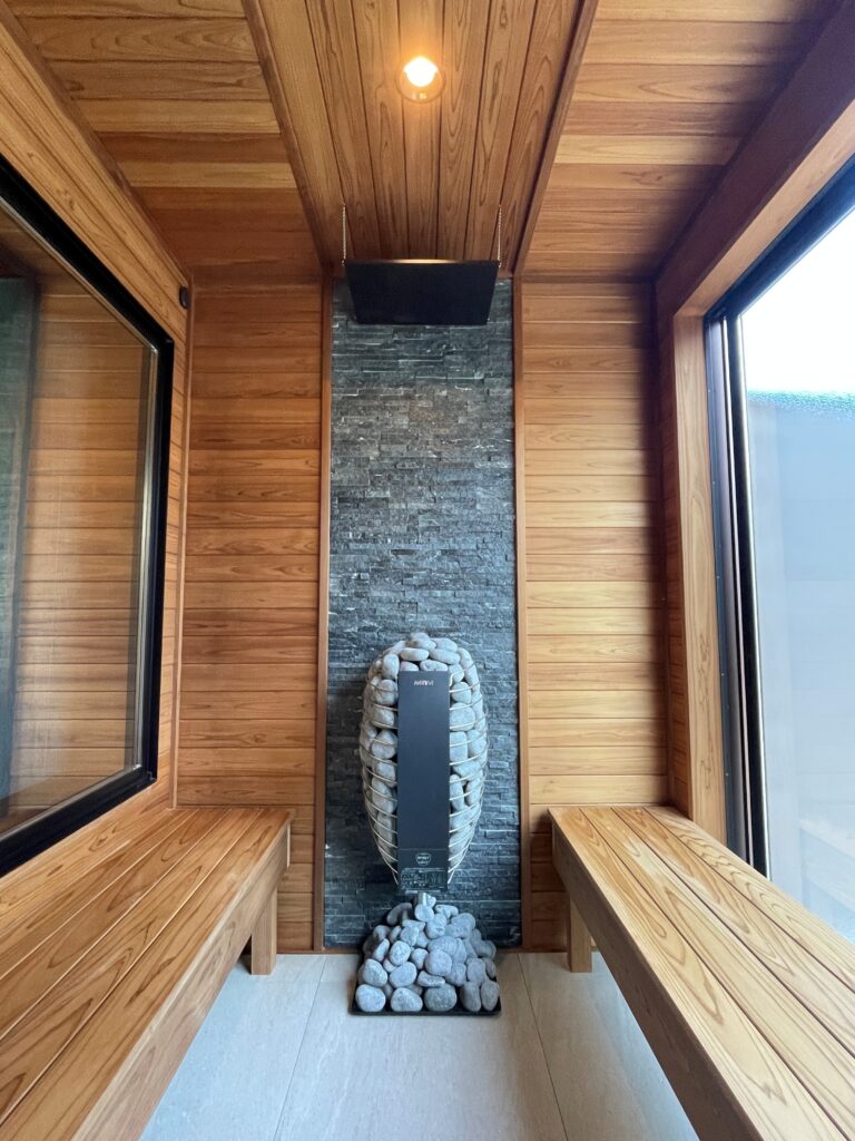 サーモひのきを使用したサウナ内装