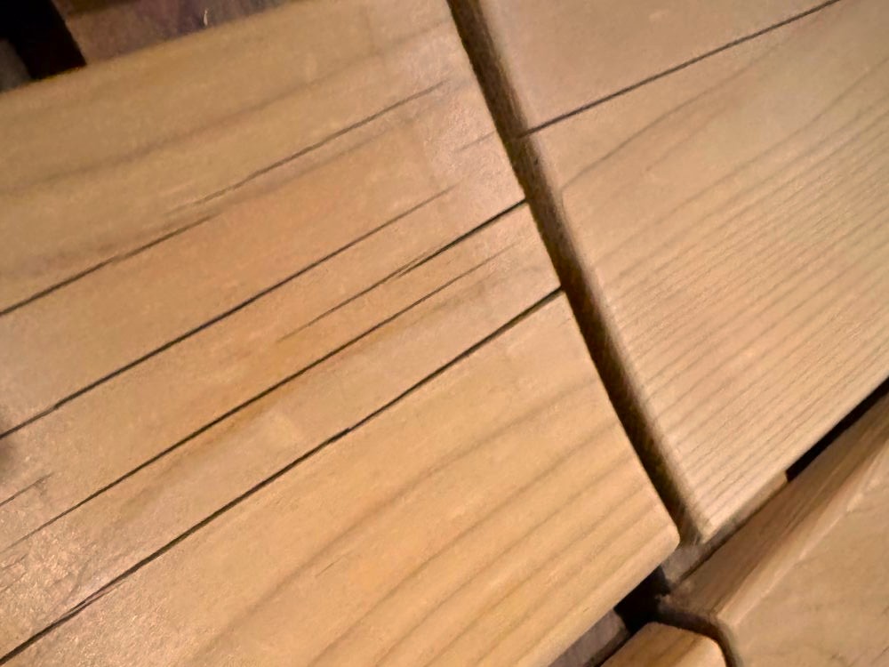 熱と乾燥の繰り返しによる収縮割れ