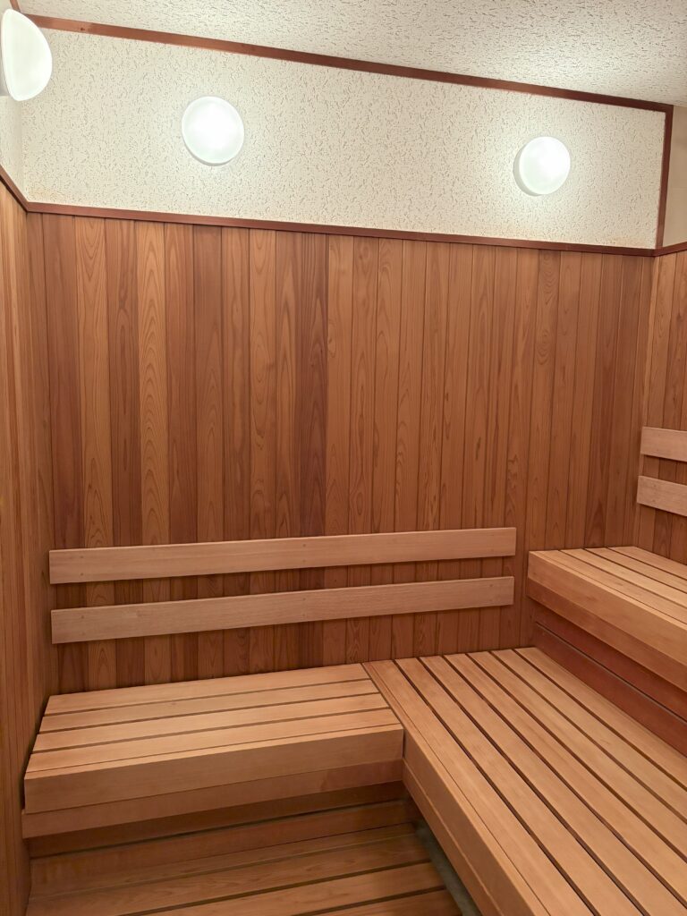 サウナ 壁 設計 サーモひのきの施工例