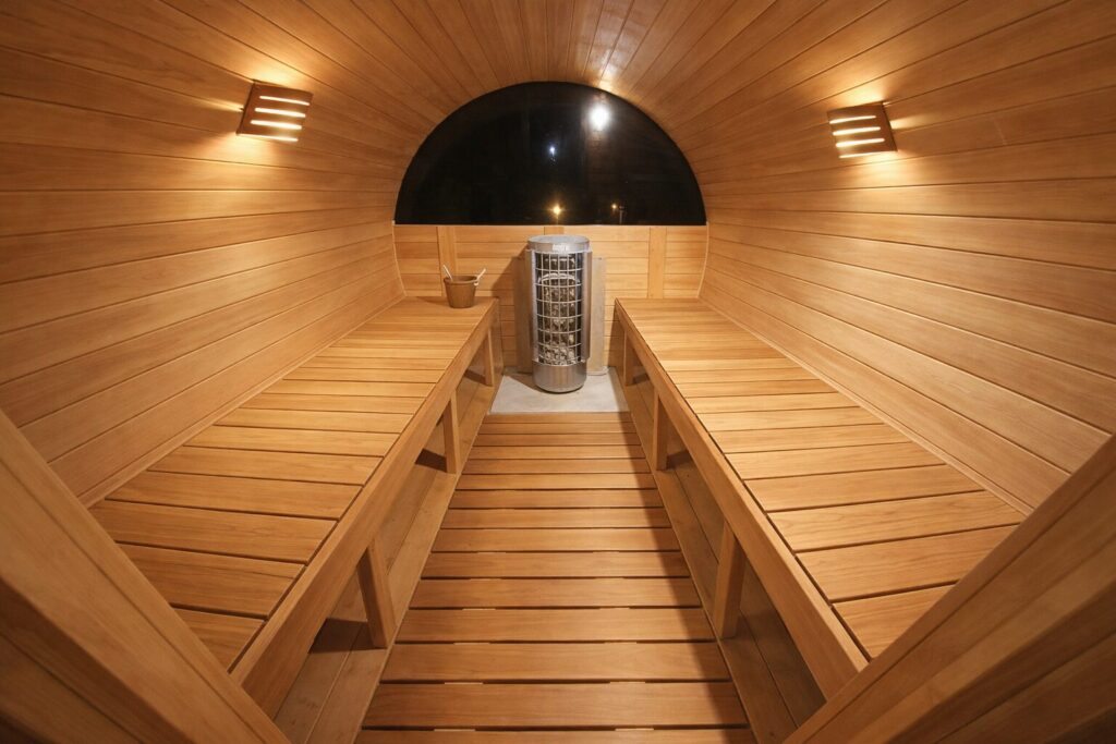 サウナ室のドーム型天井と蒸気の広がり