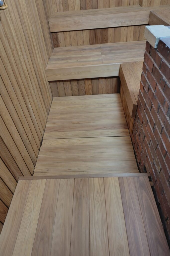 サウナ 内装 木材 リニューアル 清潔感