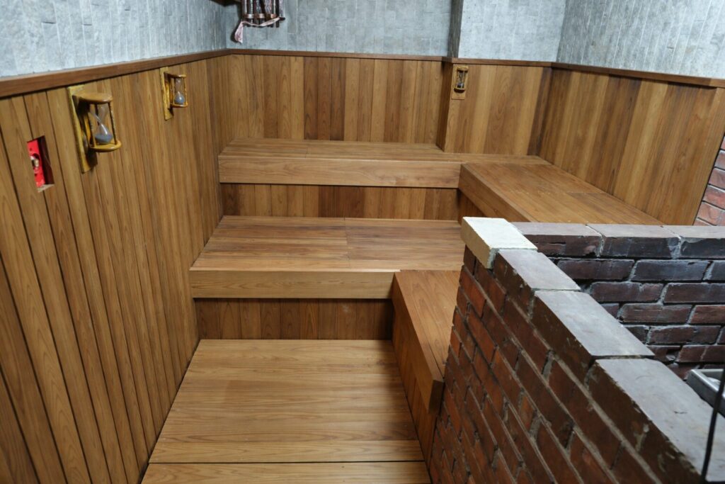 女性サウナ 改修後 ベンチ サーモひのき