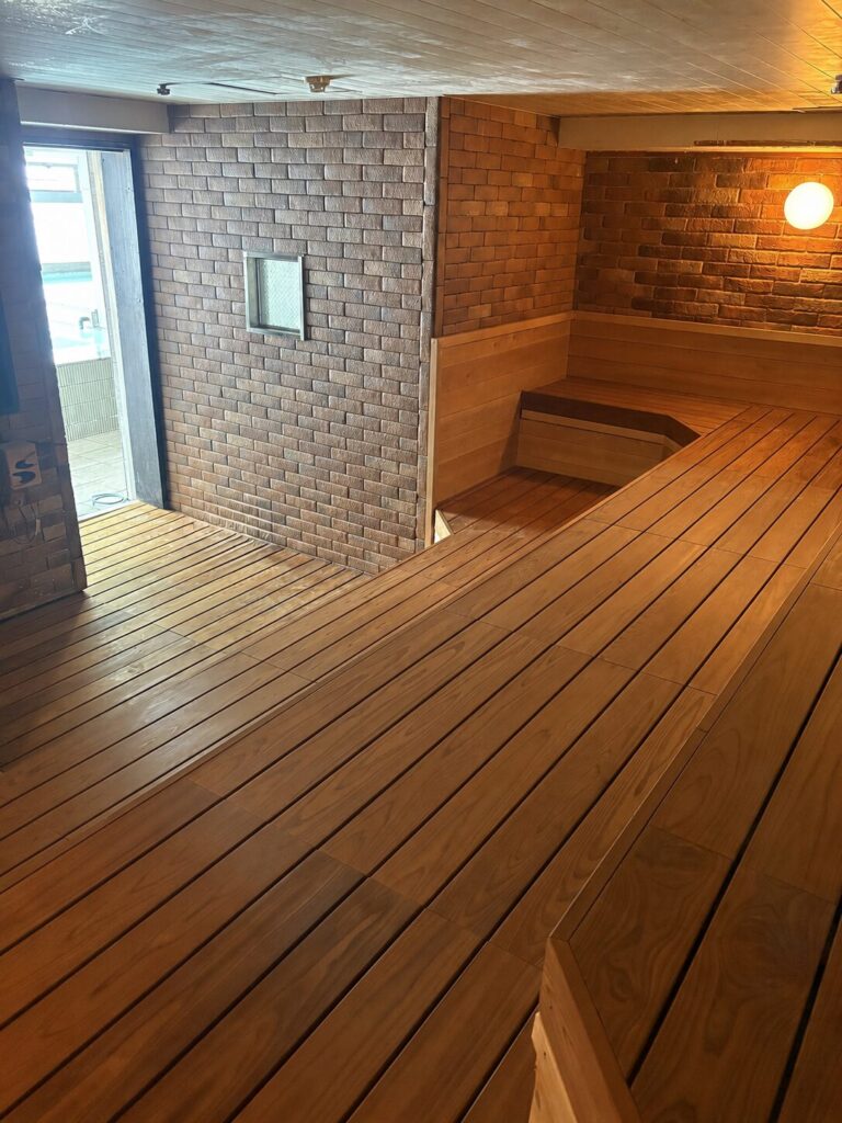 サーモひのきを使用した大型サウナ室のベンチ施工事例(東京・池袋)