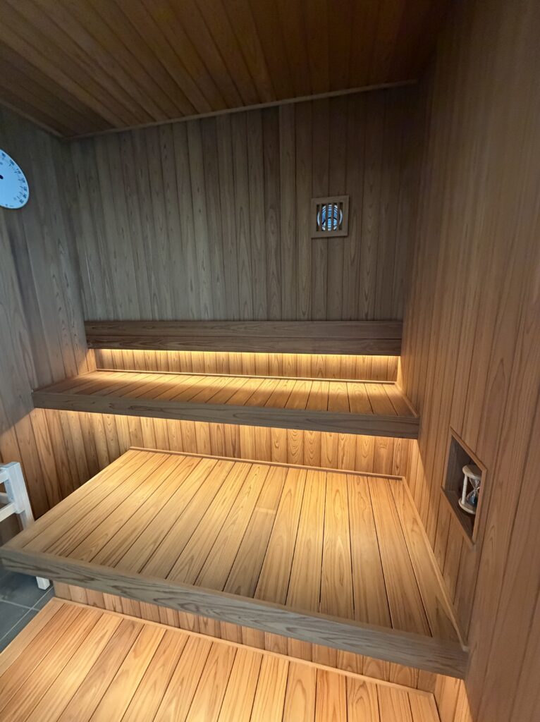 サーモひのきを使用した二段ベンチと間接照明が美しい京都市H様邸のサウナ室。