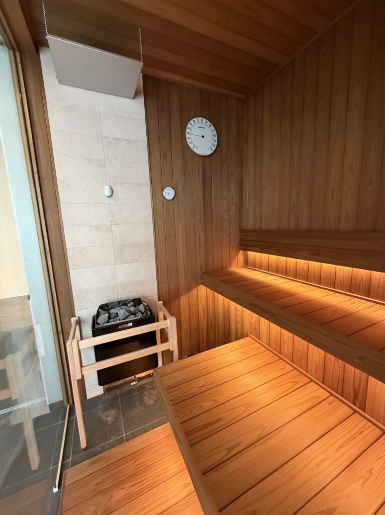 サーモひのきを採用したプライベートサウナとHARVIA製サウナストーブ。