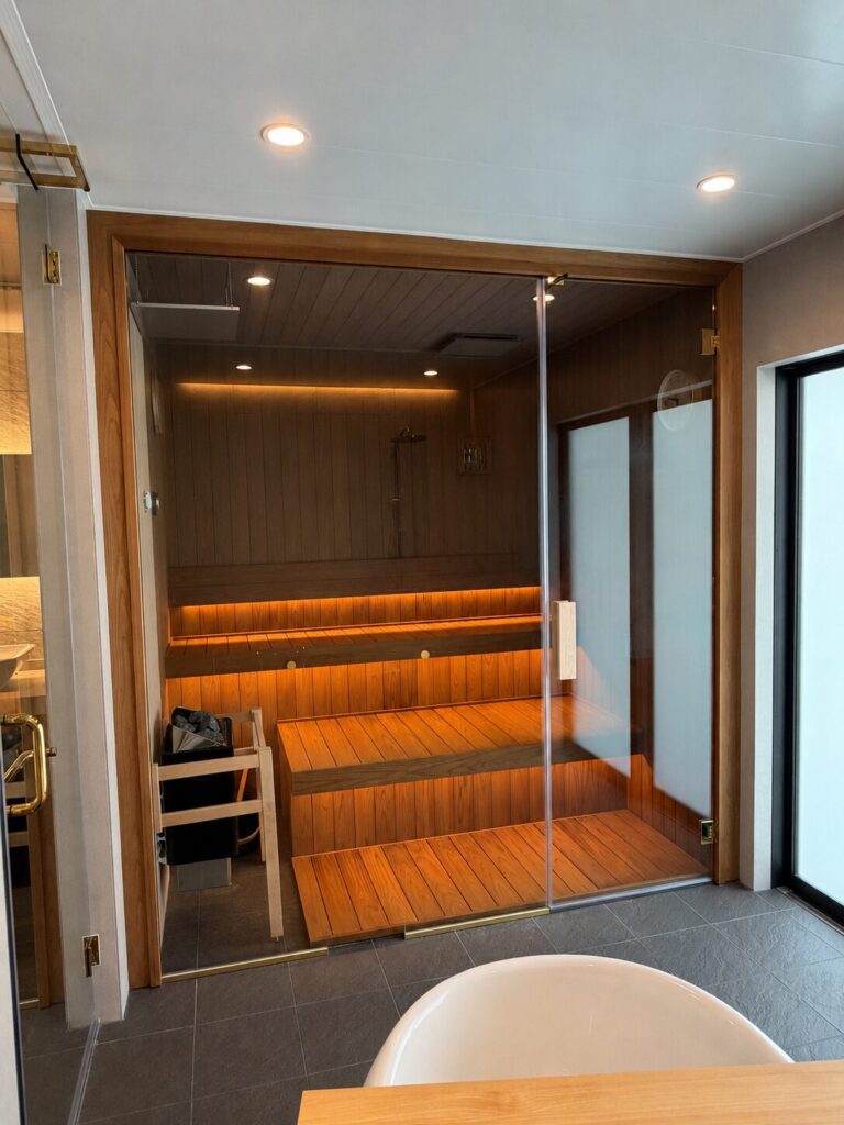 京都市H様邸のプライベートサウナ新設工事。サウナ用木材サーモひのきを採用したガラス張りの高級サウナ空間。