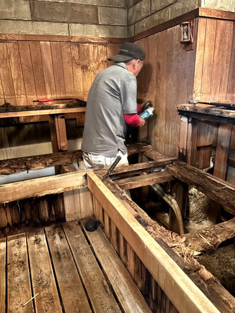 銭湯サウナの改修工事｜既存ベンチ・木部の解体作業