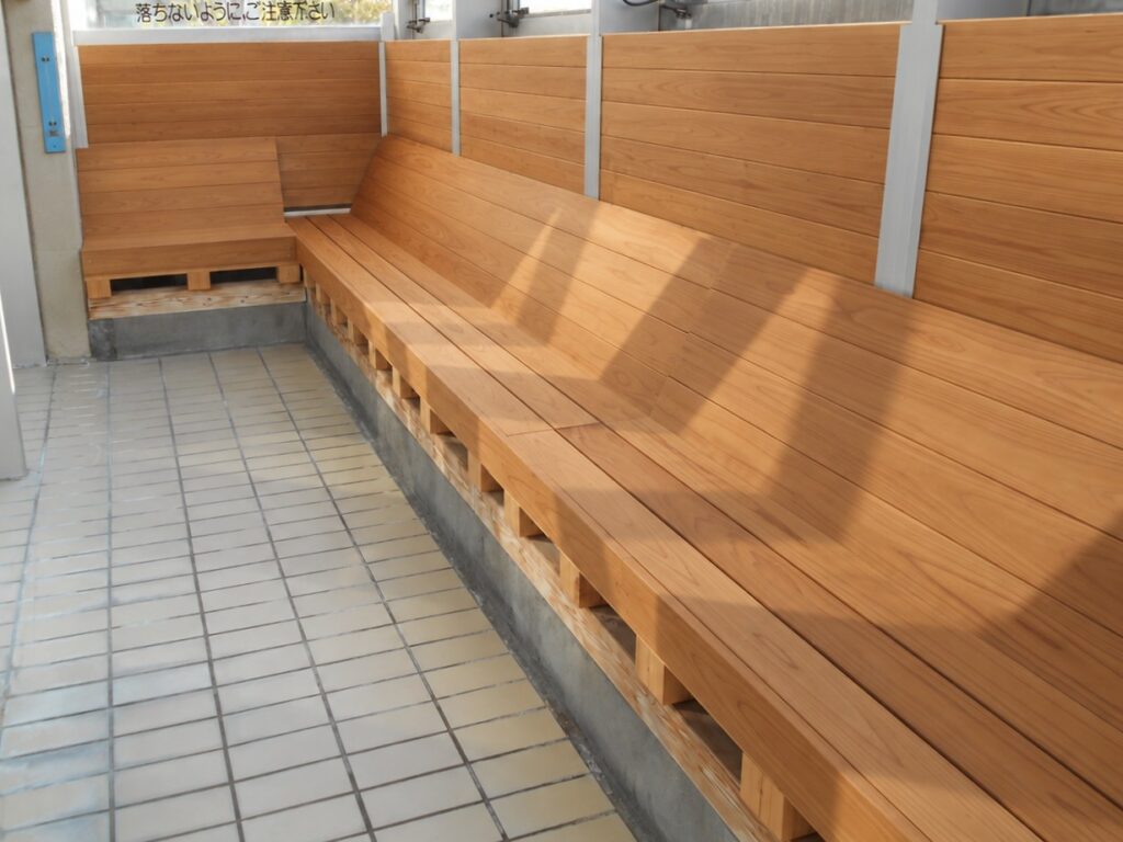 東京都内市営プール採暖室の座板・背板改修|サーモひのき施工事例